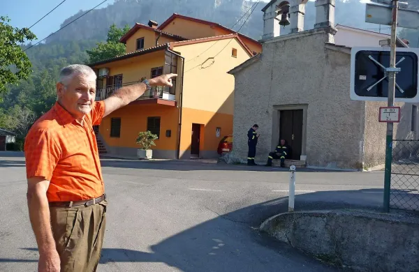 Jože Cunja kaže proti železniški progi nad Bezovico, od 
koder se proti njegovi vasi širijo požari.