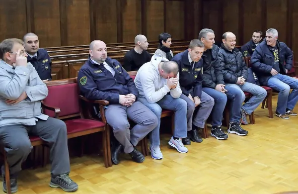 Domnevni člani združbe so na predobravnavnih narokih lani 
zanikali krivdo, le vodja združbe Arsim Ahmetaj (v prvi vrsti 
drugi z desne) je po oklevanju priznal očitke tožilstva.   