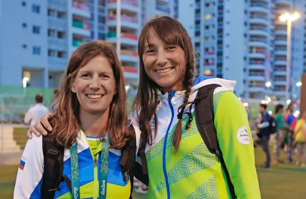 Tina Mrak (levo) in Veronika Macarol v olimpijski vasi.