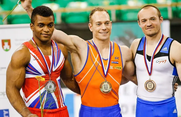 Yuri van Gelder (v sredini) bo moral zapustiti prizorišče 
olimpijskih iger.