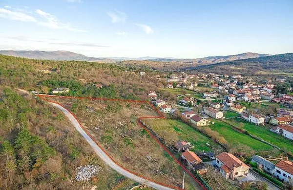 S tako označeno črto okrog zazidljive parcele sežanska 
agencija Ruj nepremičnine oglašuje prodajo posamičnih 
parcel na robu Lokve. Na njej naj bi po nartih zraslo kar 
dvanajst družinskih vrstnih hiš. 