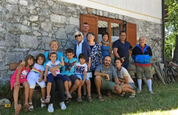 Potomci Senožejke Marije Čehovin, ki se je davnega leta 
1936 odselila v Neaplej na jug Italije, že več kot šest desetletij 
redno prihajajo v Senožeče na počitnice, kjer so si uredili tudi 
staro hišo.  