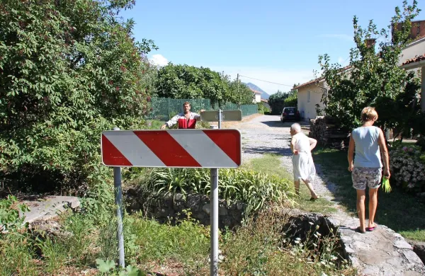 Stanovalci pred nadaljevanjem  urejanja ulice opozarjajo, da 
bo treba urediti tudi Grivški potok, ki jim ob naraslih vodah  
poplavlja dvorišča in  garaže. 
