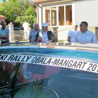 Vozniki 2. gorskega rallyja starodobnikov Obala-Mangrt so 
se zbrali na startu v Pradah.
