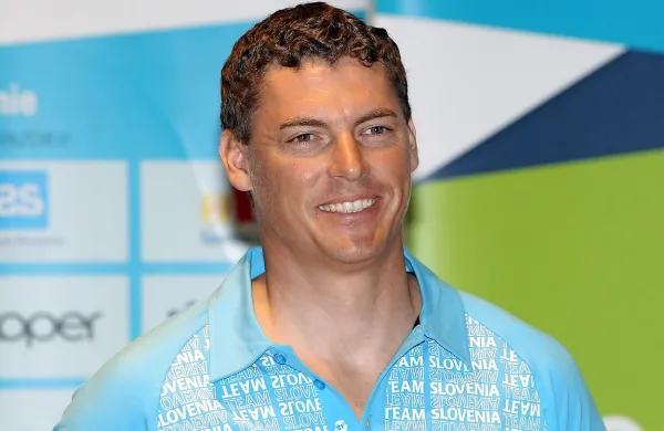 Slovenski jadralec Vasilij Žbogar je bil v tretjem plovu na 
olimpijskih igrah v Rio de Janieru sedmi, prvi pa je bil Francoz 
Jonathan Lobert.