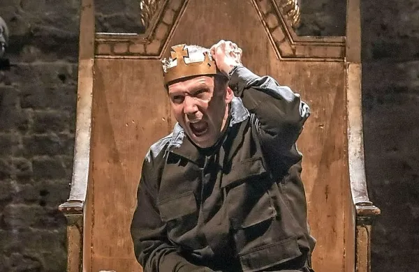 Ralph Fiennes v vlogi Riharda III. 
