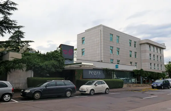 Družba Admiral je hotela ob hotelu Tabor v Sežani odpreti 
igralni salon, vendar ji vlada zanj ni podelila koncesije.

 