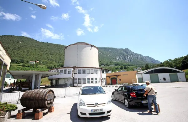 Okrožno sodišče v Novi Gorici, ki je v torek ponovno začelo 
stečaj družbe Agroind, je danes objavilo sklep, s katerim 
stečajnemu upravitelju dovoljuje končati nujne posle v 
družbi. 
