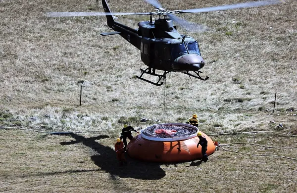 Naši helikopterji bell (na fotografiji) zajamejo v košaro 750, 
večji cougarji pa 1700 litrov vode.