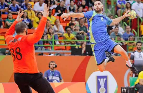 Blaž Janc (z žogo, met 14:14) je bil najučinkovitejši slovenski rokometaš tudi ob zmagi nad Brazilijo.