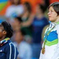 Zlata medalja okoli vratu in Zdravljica v čast Tini Trstenjak.