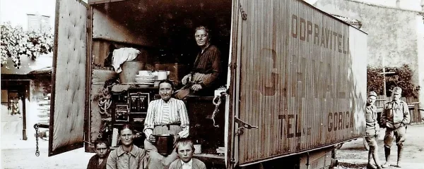  Nekateri begunci so vseeno dobili transport in to celo  z vozili 
pravega avtoprevoznika  Hvaliča. 

 