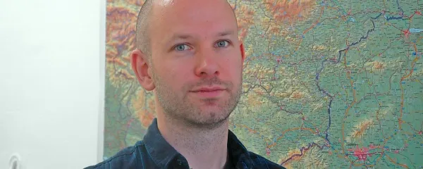 Dr. David Bole: “Krožišča so smiselna, kjer so  obstoječa 
križišča obremenjena. Ko se pa gradi na novo, je treba 
preveriti, ali obstajajo  bolj trajnostne rešitve, ali je res nujno 
graditi novo infrastrukturo.”