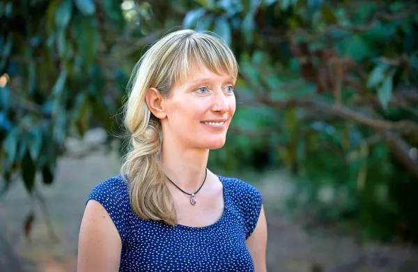 Nika Solce: “To je poezija, v kateri se razgrinja 
cela paleta občutij. Še posebej pa me je prevzelo, 
ker sem v njej našla   veliko pretanjenih opisov 
narave in  ljubezni do človeka in človečnosti.” 