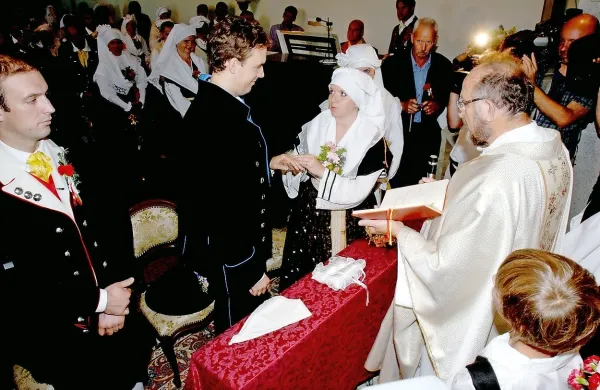 Mladoporočenci si želijo tudi posebnih tematskih porok, ki si 
jih bodo zapomnili za celo življenje. Tako je bila pred leti videti 
Kraška poroka.  