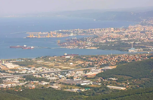 Pogled na tržaško luko