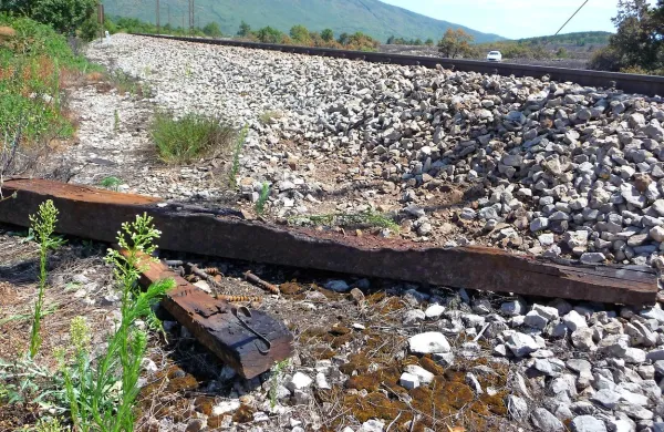  Železničarji niti tokrat niso pospravili za seboj, ampak so 
zamenjane ožgane pragove odvrgli kar ob progi.

