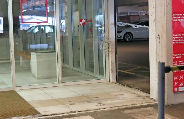 V začetku junija je v vetrolovu pri ajdovskem Mercator centru 
zevala luknja, na tleh pa so bili še vidni sledovi vlečenja 
bankomata.