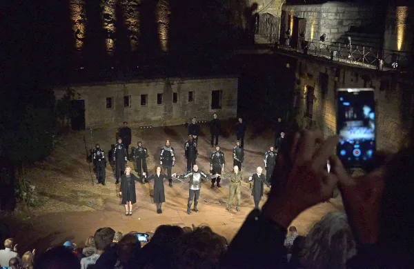 Nebo so božali utrinki,  na odru so padale glave