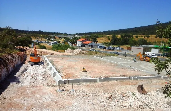 Gradbeno podjetje Maksa Godine na Kozini, v neposredni bližini Tuševe trgovine, gradi 
poslopje, ki naj bi ga oddalo trgovskemu mogotcu Eurospinu. A Godina je v zvezi s poslom 
še skrivnosten.