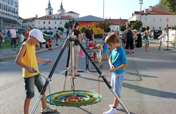 Lani je v okviru festivala Zmaj 'ma mlade potekal  niz dogodkov PO-stoj-na živi ulici.  