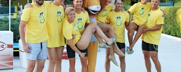 Razigrana ekipa Triatlon kluba Ajdovščina z maskoto. 