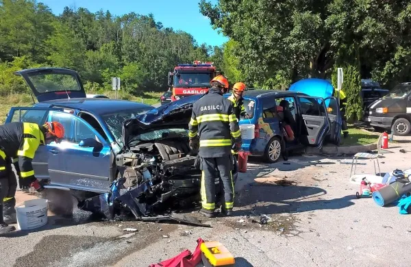 Z nesreče pri Dolenjah na Bistriškem so reševalci odpeljali 
kar osem poškodovanih.