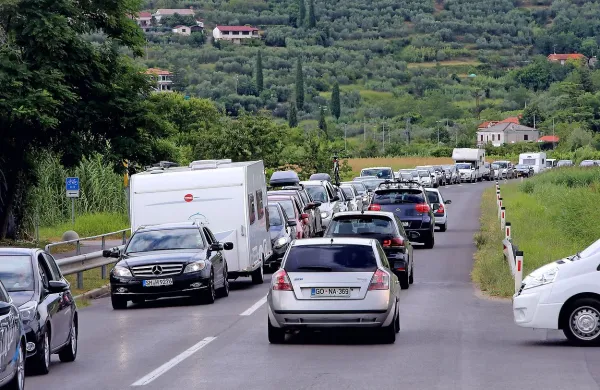 Predvsem danes gre pričakovati podobne kolone na cestah 
proti mejnim prehodom s Hrvaško.