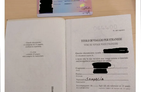 Afričan s ponarejenimi dokumenti končal v priporu