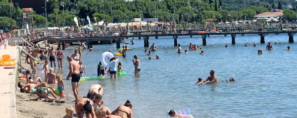 Lepo sončne vreme bo tudi ta konec tedna na slovenske 
plaže privabilo številne kopalce. Morje se je ponovno ogrelo 
na prijetnih 24 stopinj Celzija. 