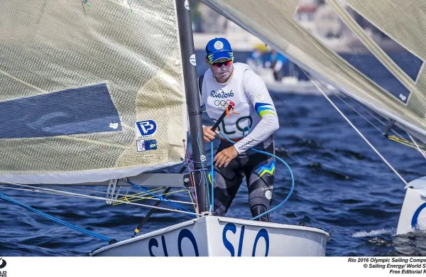 Slovenski jadralec Vasilij Žbogar je po dnevu odmora v 
sedmem plovu razreda finn na olimpijskih igrah v Rio de 
Janeiru osvojil peto mesto, s tem pa je tudi ohranil drugo 
mesto v skupnem seštevku.