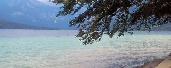 Beg od vsakdana: gorski zrak, pozibavanje vej in jezero, 
obdano z alpskim gorovjem.

