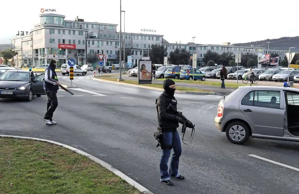 Notranje ministrstvo je  sklenilo pogodbe za dobavo več 
kosov orožja za policijo. Nabavljajo pištole in avtomatske 
puške. Fotografija je iz arhiva.