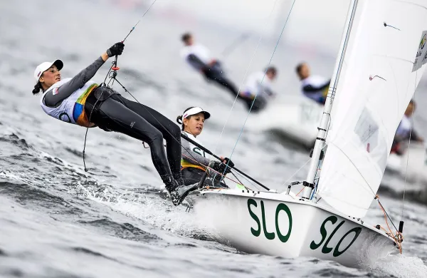 Po sedmih odjadranih plovih sta Tina Mrak in Veronika 
Macarol na četrtem mestu.