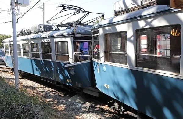 V Trstu sta  čelno trčila tramvaja, v nesreči se je osem oseb 
poškodovalo.