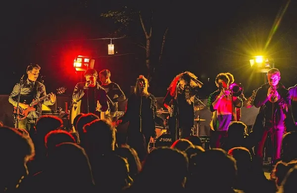 Zasedba The Indicals iz Vrtojbe bo na velikem odru Overjama 
zaigrala v petek.