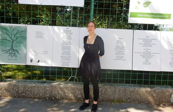 Mlada pesnica Katarina Škrlj ob svojih pesmih.