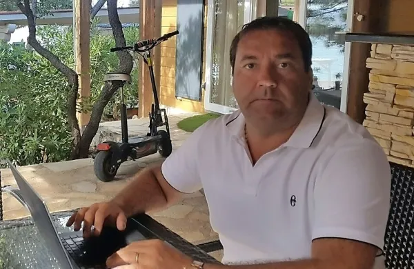 Komenski župan Marko Bandelli je dopust preživljal na Pagu, 
vendar na pol  delovno.