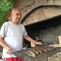 Ankaranski župan Gregor Strmčnik rad peče ribe.