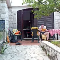 Kanalski župan Andrej Maffi na dopustu uživa v branju knjig. 
Letos  je v enem tednu prebral kar tri.   