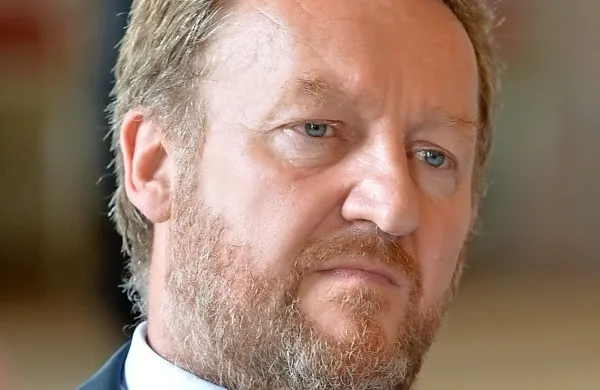Predsedujoči predsedstva Bosne in Hercegovine Bakir Izetbegović je ocenil, da je napoved referenduma o dnevu 
Republike srbske “najbolj flagrantna kršitev daytonskega 
sporazuma doslej”.