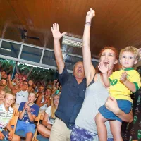  Za Vasilija Žbogarja so glasno navijali tudi v Izoli (v ospredju 
so oče Stanislav,  Vaskotov sin Talin in žena Maja).