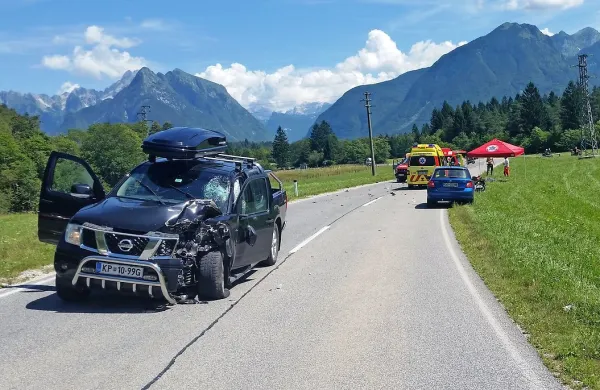 Motorist je silovito trčil v prednji levi rob terenca.