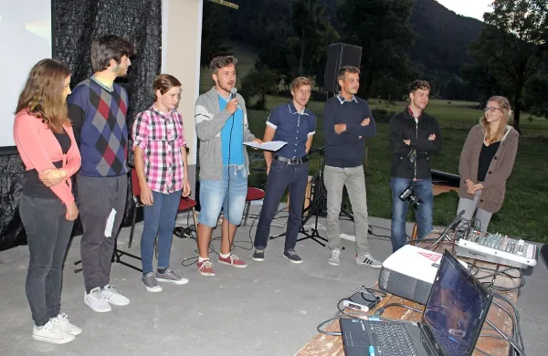  Ekipa osmih sodelavcev, brez katerih filmov in predstavitvenih večerov ne bi bilo.