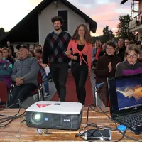 

Rdeča preproga - po njej sta se sprehodila tudi gostitelja filmskih večerov  Andraž Corn in Maja 
Petrovčič  - za ključne tvorce devetih filmov TV Zadlog.