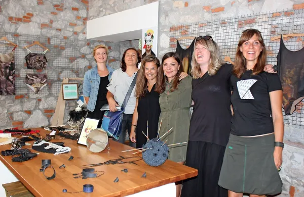 V pop up prodajni galeriji Lokalc se širši javnosti prvič 
predstavljajo lokalni umetniki in ustvarjalci.