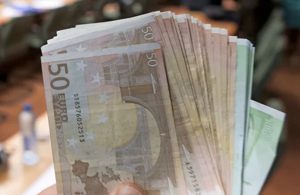 Davčne blagajne so v prvih šestih mesecih prinesle 37,6 
milijona evrov, ocenjujejo v Finančni upravi. 