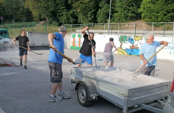 Za uvod v priprave so balinarji opravili delovno akcijo na štirih 
stezah pri kampu Tura, kjer bodo igrali drugoligaške tekme.