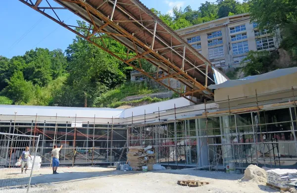 Idrija bo muzejem (na fotografiji novo nastajajoči topilniški muzej) morala dodati še kakšno 
atraktivno prireditev za povečanje obiska.