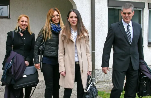 Odvetnica Veronika Zorn Hočevar (prva  levo), Andreja Fakin Čmaj (druga z leve), Marina Jelen 
in Branko Gvozdić ob začetku sojenja marca lani.